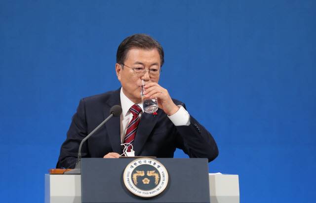 문재인 대통령이 18일 청와대 춘추관에서 열린 신년 기자회견에서 물을 마시고 있다. /연합뉴스