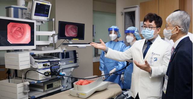 과학기술정보통신부가 지원하는 ‘닥터앤서 대장내시경 인공지능 소프트웨어(AI SW)’ 연구개발 과제 책임자인 박동균 가천대 길병원 소화기내과 교수가 18일 최기영 장관에게 SW에 대해 설명하고 있다. /사진제공=길병원