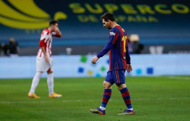리오넬 메시가 18일 열린 스페인 프로축구 슈퍼컵 결승 연장 후반 퇴장당하고 있다. /게티이미지코리아