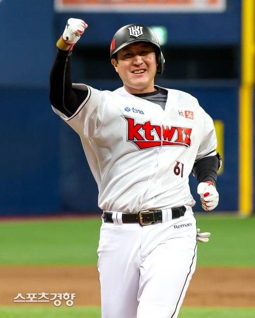 KT 유한준이 지난해 11월9일 플레이오프 1차전에서 8회말 2사 만루 동점 2타점 적시타를 치고 세리머니 하고 있다. 고척 | 이석우 기자