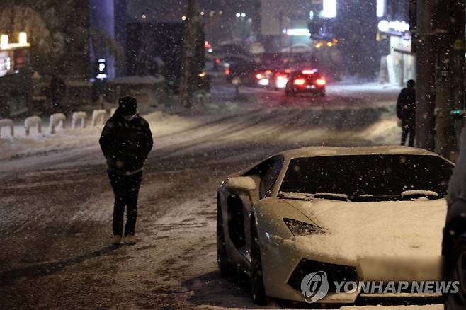 폭설 내리는 퇴근길 서울 거리 (서울=연합뉴스) 이진욱 기자 = 많은 눈이 내린 지난 12일 오후 서울 강남구 역삼역 인근에서 사람들이 눈을 맞으며 걸어가고 있다. 2021.1.12 cityboy@yna.co.kr[연합뉴스 자료사진]