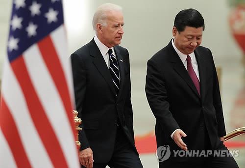 바이든 미국 대통령 당선인과 시진핑 중국 국가주석 바이든 당선인의 2011년 방중 당시 모습. [EPA=연합뉴스 자료사진]
