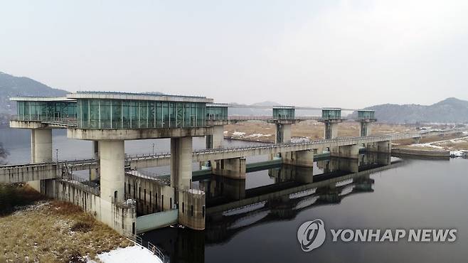 '해체 결정' 영산강 죽산보 (광주=연합뉴스) 천정인 기자 = 대통령 직속 국가물관리위원회는 18일 영산강 죽산보를 해체하는 내용이 포함된 '금강·영산강 보 처리방안'을 의결했다. 사진은 이날 전남 나주시 다시면 죽산보의 모습. 2021.1.18 iny@yna.co.kr