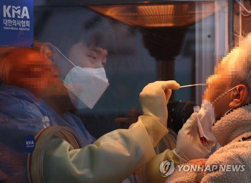 선별진료소 검사 [연합뉴스 자료사진]