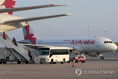 카타르-이집트-UAE 직항 항공기 운항 재개. 도하 공항 활주로의 에어아라비아 항공 [AFP=연합뉴스]