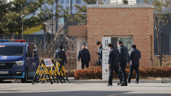 서울 동부구치소 직원과 수용자를 상대로 한 10차 전수검사 날인 17일 오후 서울 송파구 서울동부구치소에서 관계자들이 걸어가고 있다.(사진=연합뉴스)