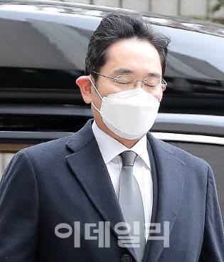 이재용 삼성전자 부회장이 지난 18일 오후 서울 서초구 서울고등법원에서 열린 국정농단 사건 파기환송심 선고 공판에 출석하고 있다. [사진=이데일리 방인권 기자]