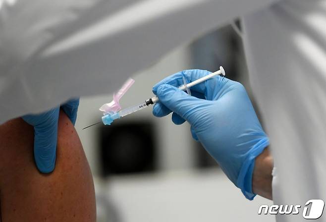 의료진이 코로나19 백신을 접종하고 있다. © AFP=뉴스1