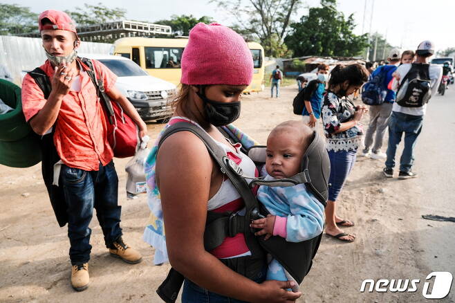 미국행 중미 이민자 캐러밴 속 한 여성이 아기를 안고 있는 모습. © 로이터=뉴스1 © News1 최서윤 기자