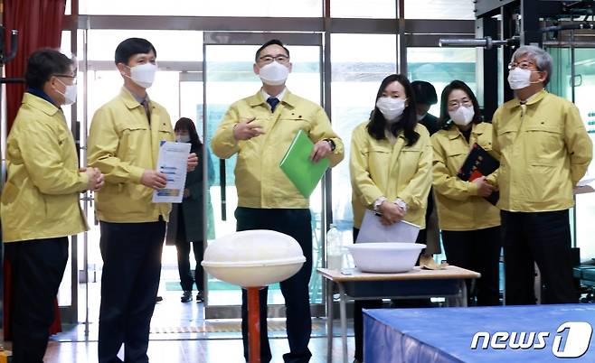 19일 오후 정종철 교육부차관(가운데)이 청주 내수중학교 교원임용시험 2차 실기시험장을 살펴보고 있다.© 뉴스1