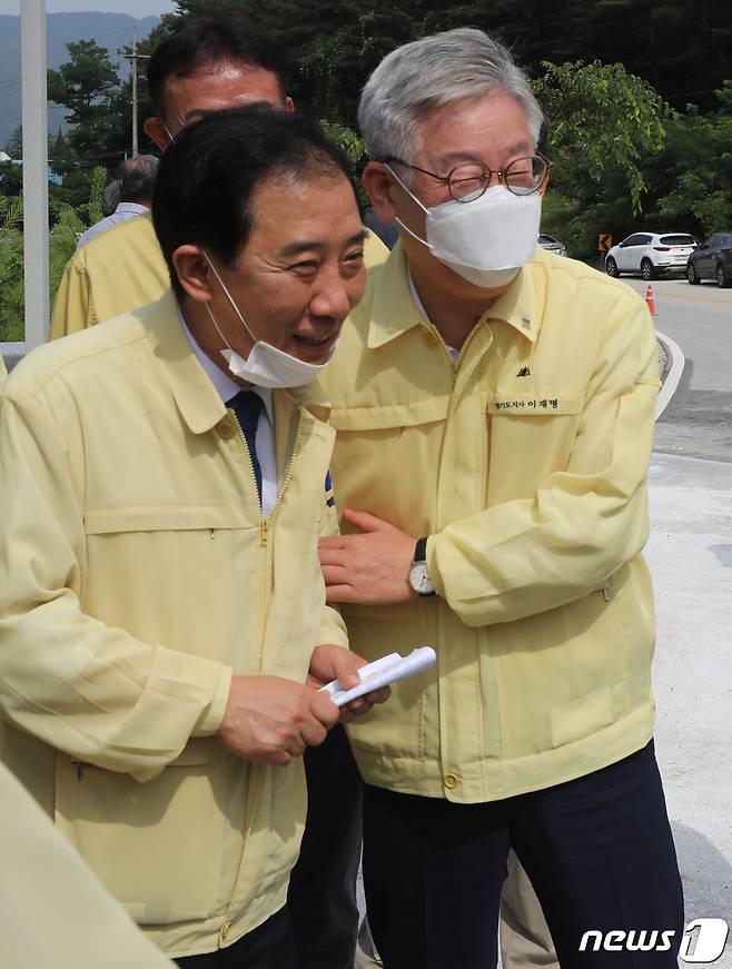 이재명 경기지사와 박윤국 포천시장 2020.7.18 © News1 송원영 기자