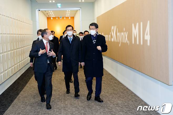 은성수 금융위원장이 19일 경기도 이천 SK하이닉스 캠퍼스에서 열린 반도체 산업 육성을 위한 산업·금융 협력프로그램 협약식 후 SK하이닉스 시설 설명을 듣고 있다. (금융위원회 제공) 2021.1.19/뉴스1