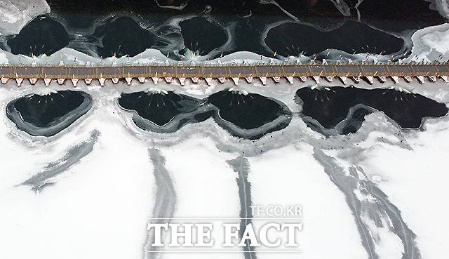 매서운 한파가 일주일째 이어지는 지난 12일 오전 경기도 양평군 두물머리와 세미원을 이어주는 배다리 주변이 꽁꽁 얼어 있다./이새롬 기자