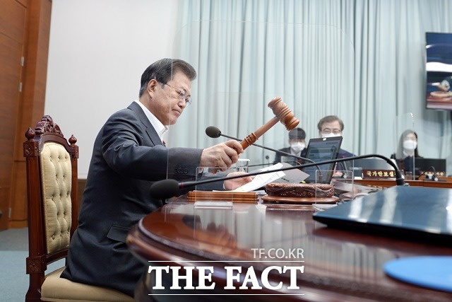청와대는 19일 문재인 대통령이 주재한 국무회의에서 부정청탁 및 금품 등 수수 금지법 시행령 일부개정령안 등 13건의 법률안을 심의·의결했다고 밝혔다. 문 대통령이 이날 오전 청와대 여민관에서 영상으로 열린 제3회 국무회의에 참석해 의사봉을 두드리고 있다. /뉴시스