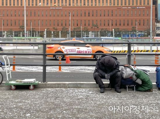 18일 오전 서울 용산구 서울역 광장에서 한 노숙인이 추위에 떨며 몸을 잔뜩 움츠리고 있다. 사진=김영은 기자 youngeun928@asiae.co.kr