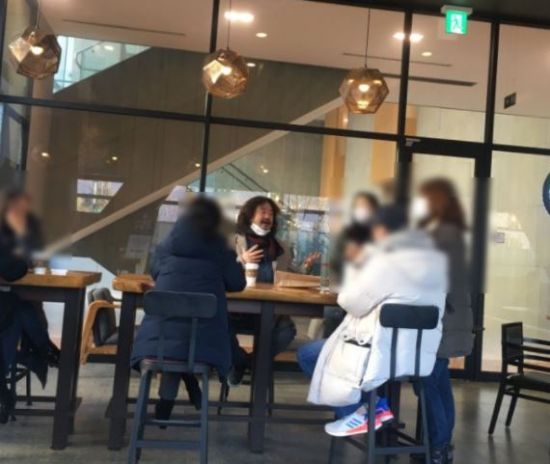 방송인 김어준 씨가 TBS 라디오 '김어준의 뉴스공장' 제작진들과 함께 서울 한 카페에서 대화를 나누고 있는 모습. / 사진=인터넷 커뮤니티 캡처