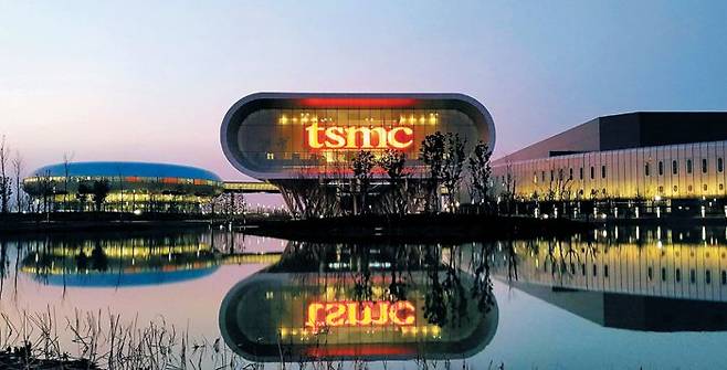 세계 파운드리 1위인 대만 TSMC의 파운드리 라인(팹16) 외부 모습. TSMC가 올해 역대 최대 시설 투자액을 발표하면서 반도체 업계가 들썩이고 있다. /TSMC
