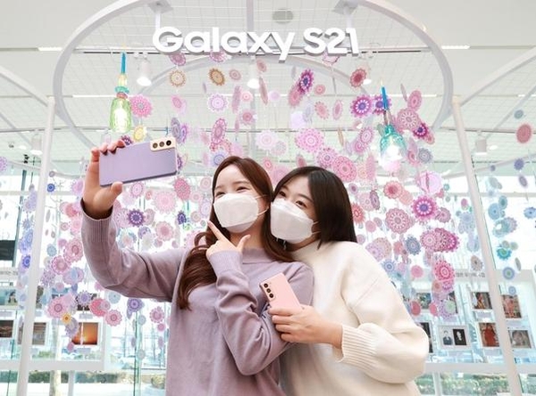 서울 강남구 삼성 디지털프라자 삼성대치점에서 소비자들이 '갤럭시S21'로 셀피를 촬영하고 있다. /삼성전자 제공