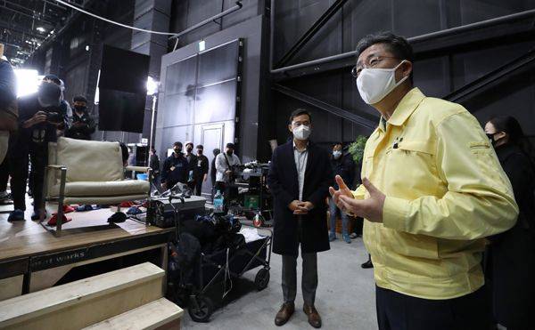 지난해 3월 드라마 제작현장을 찾아 방역에 힘써 줄 것을 당부하는 박양우 문화체육관광부 장관ⓒ뉴시스