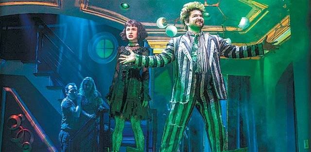 뮤지컬  비틀쥬스 에서 주인공인 악명 높은 유령 비틀쥬스를 연기한 앨릭스 브라이트먼(오른쪽).