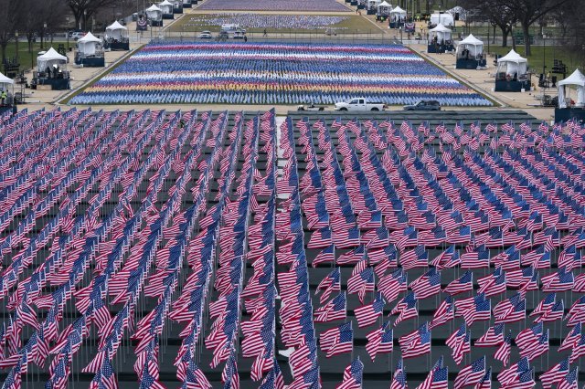 관람객이 못들어가는 빈 자리에는 총 19만1500여개의 깃발이 빽빽하게 자리를 채웠다. AP 뉴시스