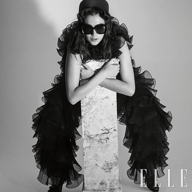 풍성한 볼륨감의 러플 톱은 1090파운드, 팬츠는 2470파운드, 모두 Alberta Ferretti. 블랙 로퍼는 853파운드, Giambattista Valli. 펠트 햇은 585파운드, Emily London. 선글라스는 283파운드, Oliver Peoples. 이어링은 405파운드, Alessandra Rich.