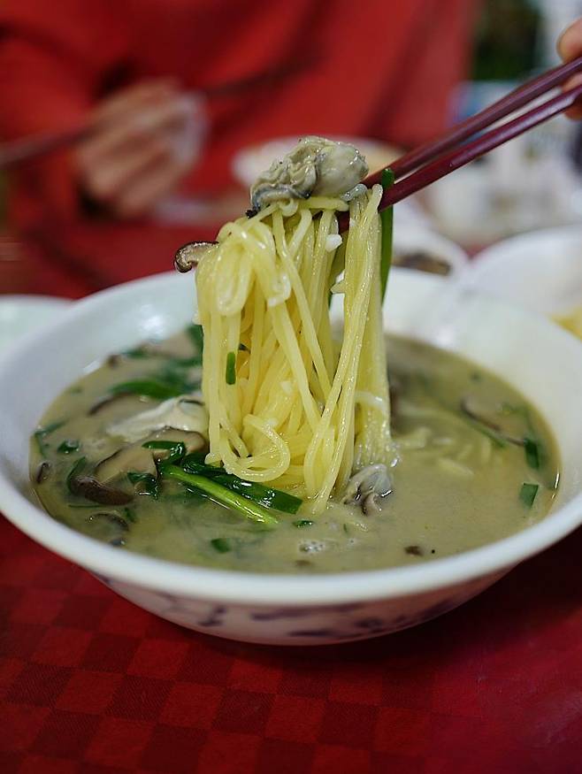 진한 맛이 매력적인 부추 굴 짬뽕.