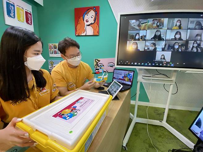 강원도 철원 김화여중 학생들을 대상으로 SW창의캠프 비대면 온라인 교육을 진행하고 있는 모습