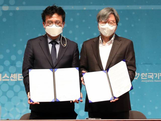19일 오전 서울 중구 한국프레스센터 국제회의장에서 열린 언론윤리헌장 선포식에서 김동훈 한국기자협회장과 이근영 한국인터넷신문협회장이 서명식을 마치고 기념촬영을 하고 있다. 뉴스1
