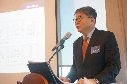 김순모 아이퀘스트 대표가 19일 서울 여의도에서 기업공개(IPO) 기자간담회를 열고 회사 비전을 발표하고 있다. [사진=아이퀘스트]