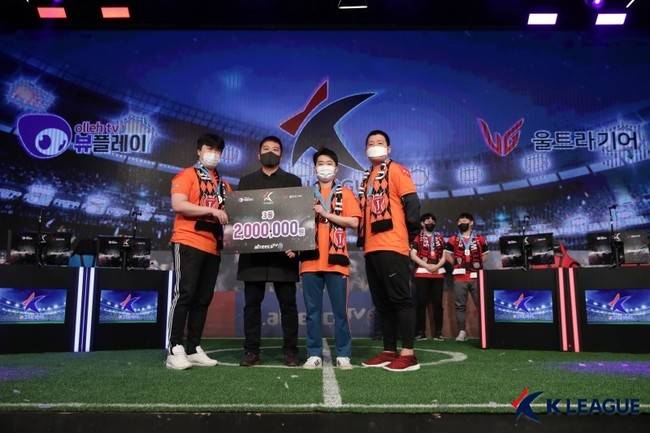 제주유나이티드 대표로 eK리그 2020에 출전해 3위를 거둔 원창연(오른쪽)