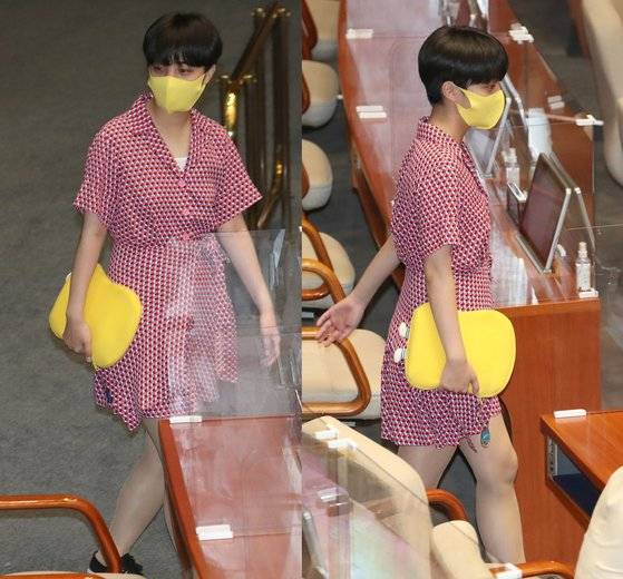 논란의 빨간 원피스를 입은 류호정 정의당 의원. 이후에도 청바지와 작업복, 노란색 원피스 등 기존 국회의원의 옷차림과 다른 파격적 스타일로 화제가 됐다. 중앙포토