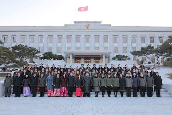 김정은 북한 국무위원장이 지난 18일 출판ㆍ인쇄 부문 근로자들과 당 중앙위원회 본부청사에서 기념사진을 찍었다고 당 기관지 노동신문이 19일 전했다. 노동신문=뉴스1