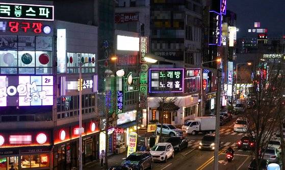지난 18일 오후 8시쯤 광주광역시 광산구 첨단지구 유흥업소들이 방역당국의 집합금지 연장 조치에 반발해 영업을 강행하면서 간판에 불이 밝혀져 있다. 프리랜서 장정필