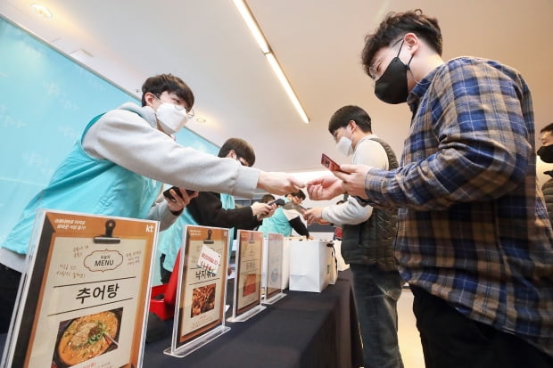 19일 KT 임직원이 KT 광화문 이스트빌딩에서 밀키트를 구매하고 있다. 사진=KT 제공