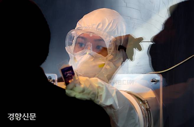 서울역광장에 설치된 임시선별검사소에서 의료진이 한 시민의 검체를채취하고있다./이석우기자