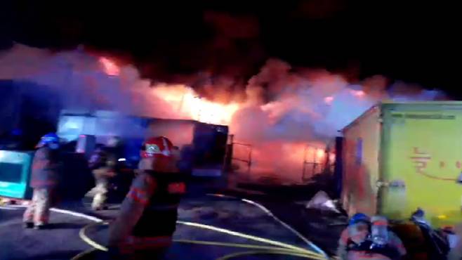 19일 새벽 인천시 연수구 옥련동 중고차수출단지에서 발생한 화재를 소방 관계자들이 진화하고 있다. [사진제공 = 인천소방본부]