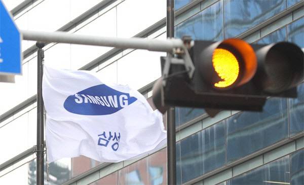 이재용 삼성전자 부회장에 대한 법정 구속 선고가 나온 18일 서울 서초동 삼성 사옥 앞에 노란 신호등이 깜빡이고 있다. [이충우 기자]