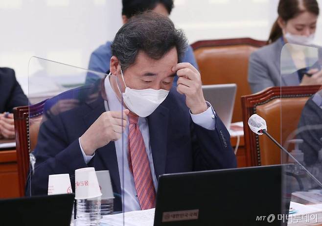 이낙연 더불어민주당 대표가 7일 오전 서울 여의도 국회에서 열린 외교통일위원회의 외교부에 대한 국정감사에 참석해 생각에 잠겨있다. / 사진=이기범 기자 leekb@
