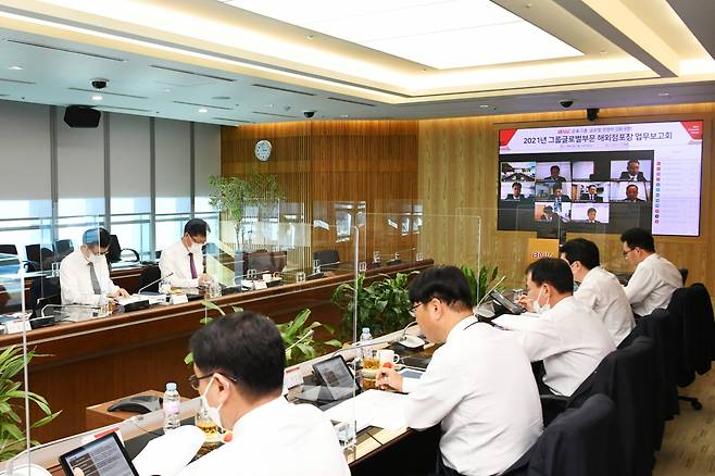 BNK금융그룹이 19일 부산 남구 본사에서 온라인 화상회의를 통해 글로벌부문 임직원 20여명과 함께 ‘2021년 그룹글로벌부문 해외점포장 업무보고회’를 진행했다./사진=BNK금융그룹