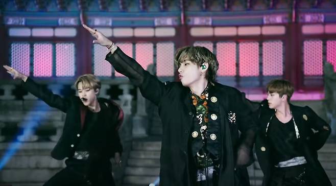 현시대 세계최고 아티스트 방탄소년단(BTS)도 우리의 전통문화를 배경으로 다양한 퍼포먼스를 보여주고 있다. 사진은 경복궁앞 공연영상 촬영모습.