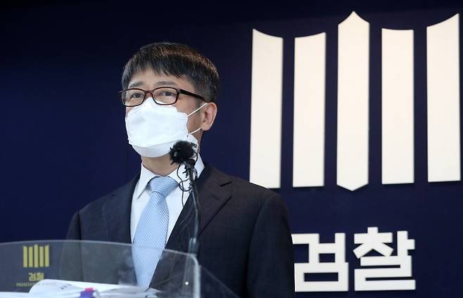 임관혁 세월호 참사 특별수사단 단장이 19일 오후 서울 서초구 서울중앙지검 브리핑실에서 그동안 수사해온 세월호 관련 사건들의 처분 결과를 발표하고 있다. [연합]