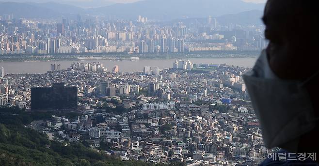 서울 남산서울타워 전망대에서 한 시민이 서울시내를 바라보고 있다. [헤럴드경제 DB]