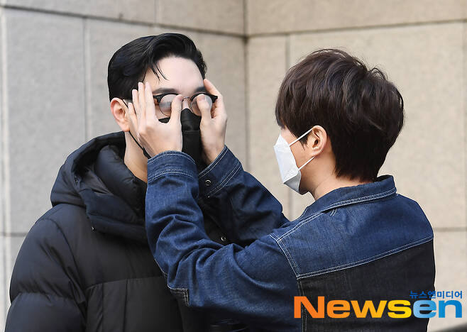 Daxkim (left), Epik High Tablo heads to KBS New Pavilion in Yeongdeungpo-gu, Seoul for a broadcast recording schedule on the afternoon of January 19.
