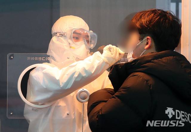 [서울=뉴시스]박주성 기자 = 코로나19 신규 확진자가 54일만에 첫 300명대를 기록한 18일 오전 서울역 광장에 마련된 코로나19 중구 임시 선별검사소에서 시민들이 검사를 받고 있다. 2021.01.18. park7691@newsis.com