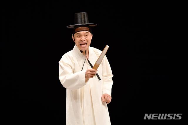 [서울=뉴시스]'마당을 나온 암탉'(사진=한국문화예술위원회 제공)2021.01.19 photo@newsis.com