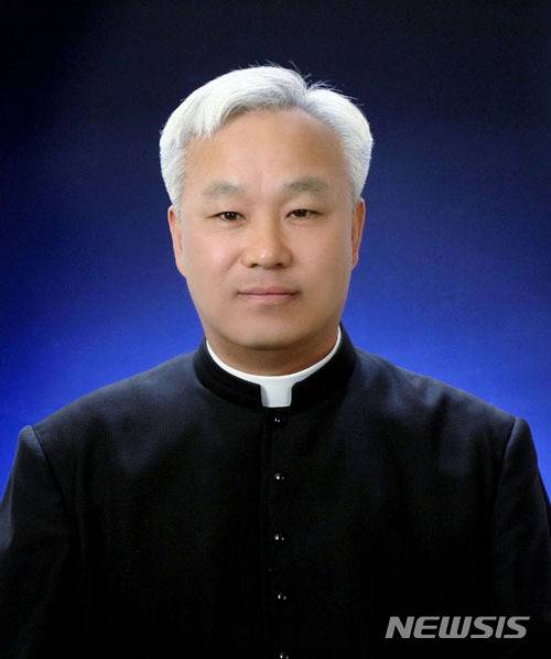 [서울=뉴시스]고(故) 이영배 신부. (사진 = 천주교 수원교구 제공) 2021.01.19.photo@newsis.com