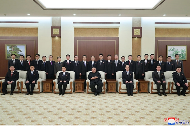 김정은 북한 국무위원장이 지난 18일 신임 내각 구성원들과 기념사진을 촬영했다고 조선중앙통신이 19일 보도했다. 김 위원장이 김덕훈 내각 총리(김정은 왼쪽), 박정근 내각 부총리 겸 국가계획위원장(김정은 오른쪽) 등 간부들과 기념사진을 위한 포즈를 취하고 있다. 조선중앙통신 홈페이지 캡처