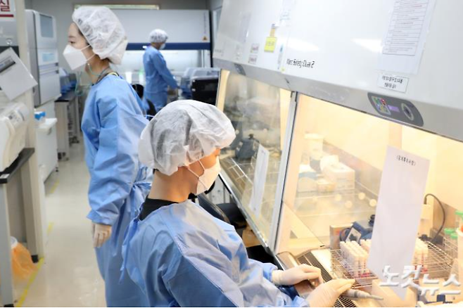 씨젠 연구원들이 지난 6일 오후 서울 성동구 씨젠 의료재단 분자진단센터에서 코로나19 분석·검사를 하고 있다. 이한형 기자