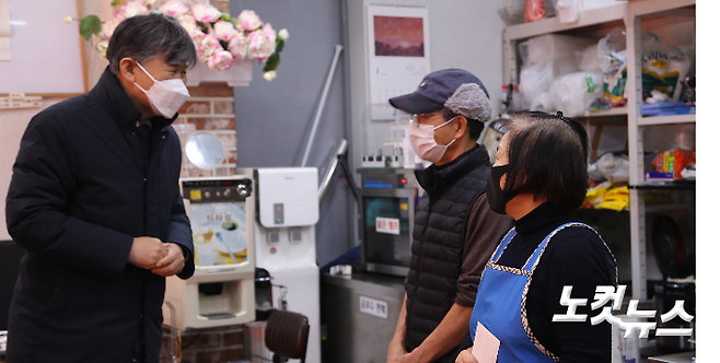 분당중앙교회 최종천 담임목사(왼쪽)가 한 자영업소를 방문해 코로나19 극복 사랑의 나눔 성금을 전달하고 
기도로 위로하고 격려했다.
